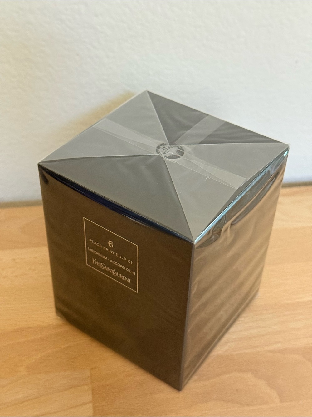 Yves Saint Laurent Elegant Candle - Full Size 165g - Picture 2 of 5